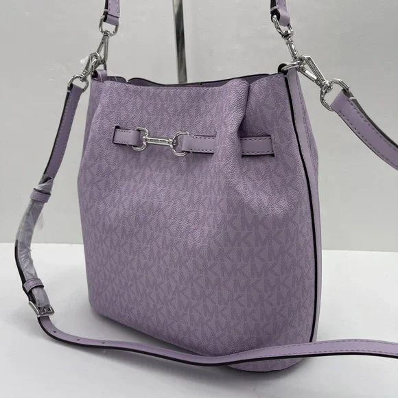 MICHAEL KORS Carson Md Sign Logo Convertible Bucket Cross Shoulder
Lt Quartz
NWT - Picture 14 of 16